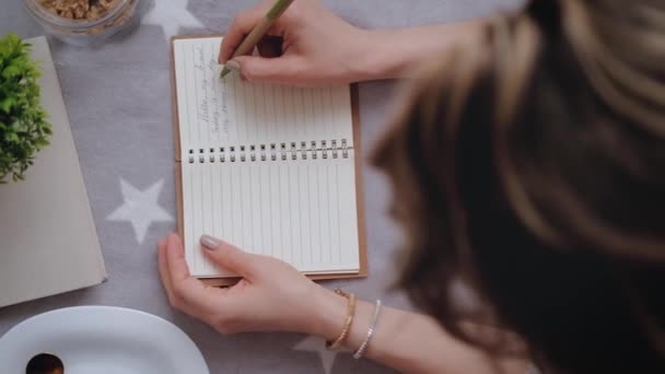 Young woman makes notes in her diary. — Αρχείο Βίντεο