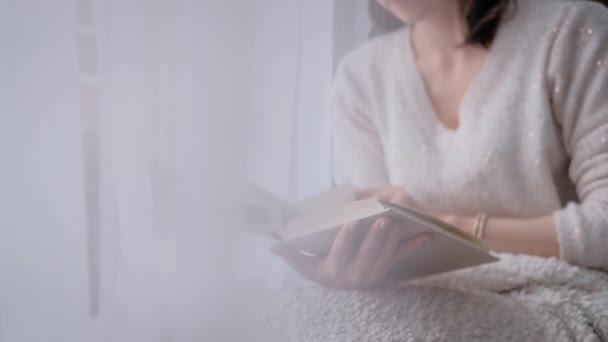 Young woman reading a book — Stock Video