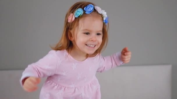 Bonito menina feliz pulando na cama — Vídeo de Stock