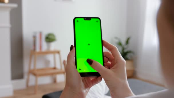 Unga kvinnor som använder Smart Phone Sitter på soffan hemma. — Stockvideo