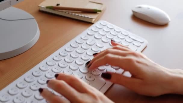 Mulher digitando no teclado do computador. Imagens de close-up 4k — Vídeo de Stock