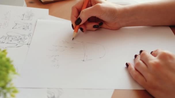 Vrouw Ontwerper schetsen op wit papier, werken vanuit kantoor — Stockvideo