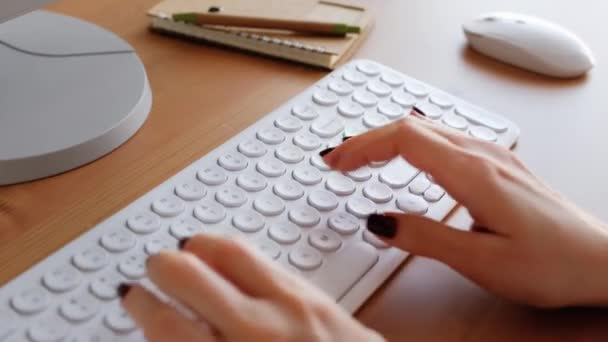 Mujer escribiendo en el teclado de la computadora. Primer plano 4k metraje — Vídeos de Stock