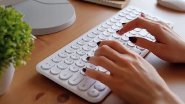 Een vrouw typt op een toetsenbord. Closeup 4k beelden — Stockvideo