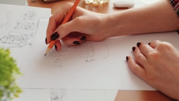 Mujer Diseñadora dibujando en papel blanco, trabajando desde la oficina en casa — Vídeo de stock