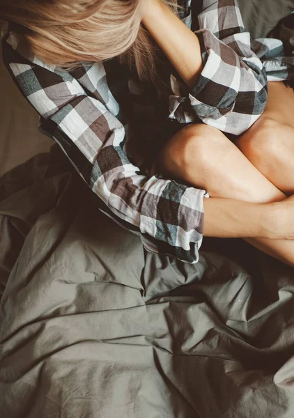 Молодая Красотка Повседневной Рубашке Кровати Верхняя Точка Зрения — стоковое фото