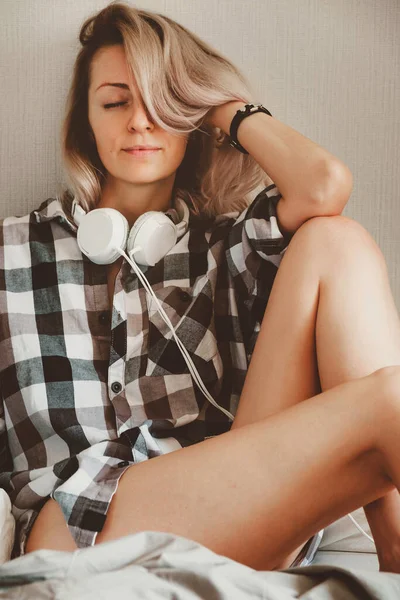 Młoda Piękność Kobieta Luźnej Koszuli Siedzi Łóżku Słucha Muzyki — Zdjęcie stockowe