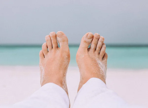 Pernas Masculinas Areia Branca Perto Mar Conceito Viagem Férias — Fotografia de Stock