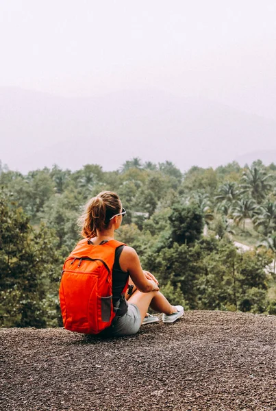 Női Turista Hátizsákkal Egy Hegy Tetején — Stock Fotó