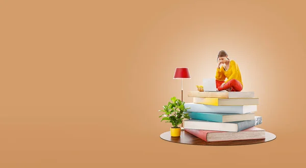 Joven Bonita Mujer Trabajando Ordenador Portátil Sentado Una Pila Libros — Foto de Stock