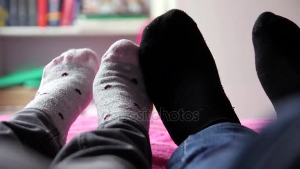 在爱的夫妇袜子 — 图库视频影像