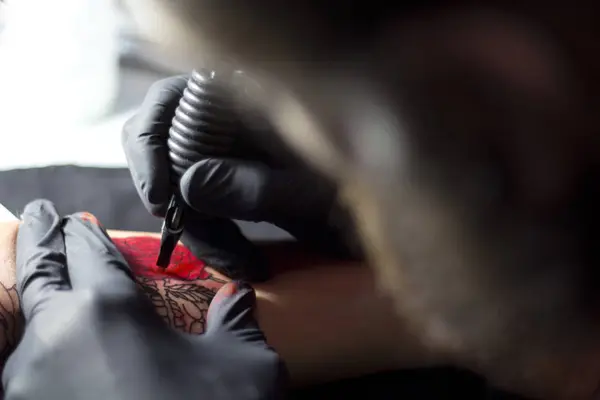 Tattoo Artist Makes Tattoo Woman Hand — Stock Photo, Image