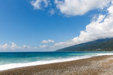 çakıl plajı ve deniz