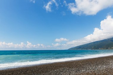 çakıl plajı ve deniz