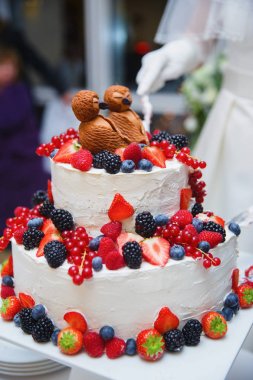 Çilekli düğün pastası