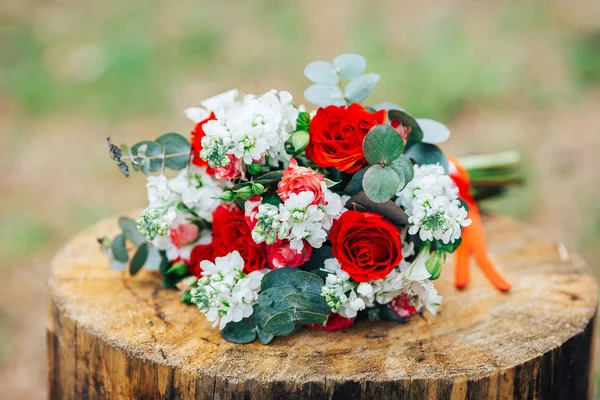 Wedding bouquet on a stump — Stock Photo, Image