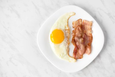 Domuz pastırmalı sahanda yumurta