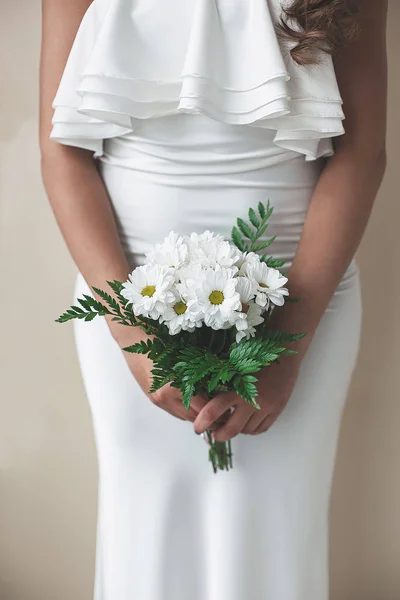 Невеста держит букет ромашки — стоковое фото