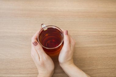 Çay elinde. Yukarıdan görüntülemek