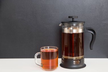 Çay tablo, siyah arka plan üzerinde.