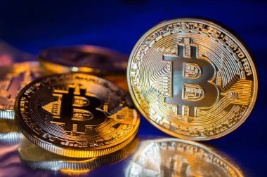 Altın Bitcoins yeni sanal para yakın çekim mavi bir arka plan fotoğraf.