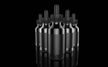 E Sigara sıvı şişe siyah arka plan üzerine. Vape. 3D çizim.