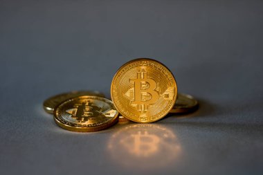 Fotoğraf mavi zemin üzerine altın Bitcoins. Kripto Döviz Ticaret kavramı