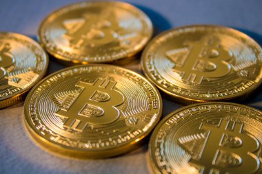 Fotoğraf mavi zemin üzerine altın Bitcoins. Kripto Döviz Ticaret kavramı