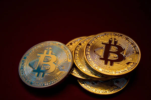 Photo Bitcoins d'or sur fond rouge. Concept de trading de crypto monnaie — Photo