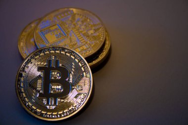 Fotoğraf mavi zemin üzerine altın Bitcoins. Kripto Döviz Ticaret kavramı