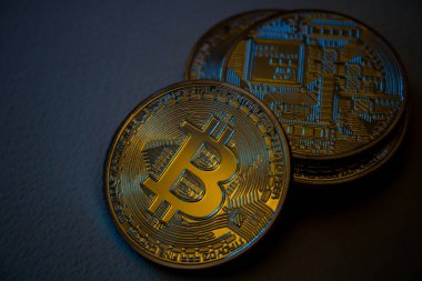 Fotoğraf mavi zemin üzerine altın Bitcoins. Kripto Döviz Ticaret kavramı