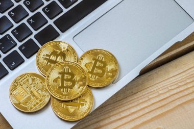 Fotoğraf Altın Bitcoin dizüstü bilgisayarda. Şifreleme Para Birimi Ticari Kavramı