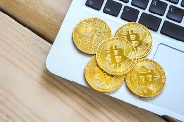 Fotoğraf Altın Bitcoin dizüstü bilgisayarda. Şifreleme Para Birimi Ticari Kavramı