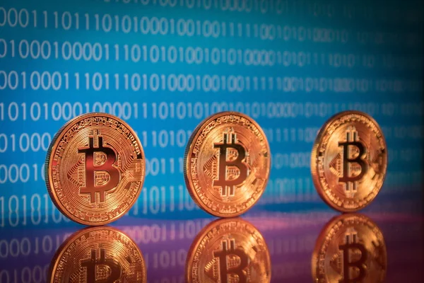 Foto goldene Bitcoins auf digitalem Hintergrund. Handelskonzept der Kryptowährung — Stockfoto