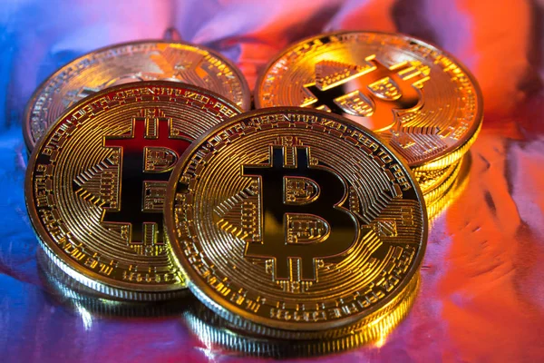 화려한 배경에 Cryptocurrency 실제 황금 bitcoin 동전 — 스톡 사진