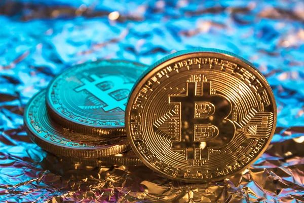 다채로운 backgrou에 Cryptocurrency 실제 황금 bitcoin 동전 — 스톡 사진