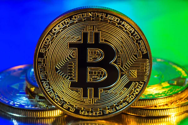 다채로운 backgrou에 Cryptocurrency 실제 황금 bitcoin 동전 — 스톡 사진