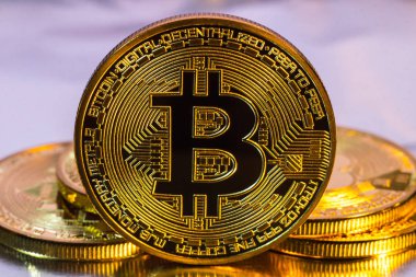 Cryptocurrency fiziksel altın bitcoin sikke üzerinde renkli backgrou