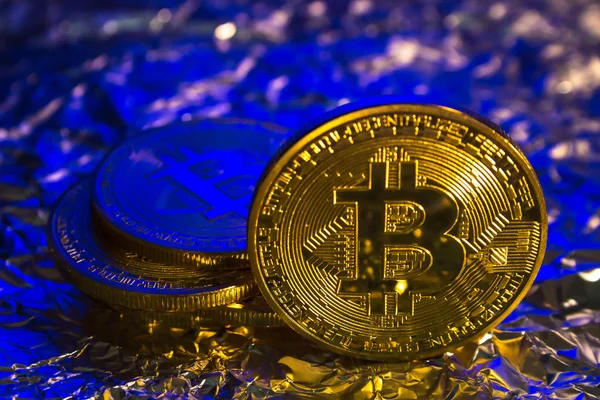 화려한 배경에 Cryptocurrency 실제 황금 bitcoin 동전 — 스톡 사진
