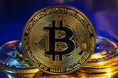 Cryptocurrency fiziksel altın bitcoin sikke üzerinde renkli backgrou
