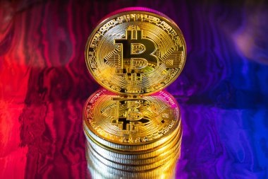 Cryptocurrency fiziksel altın bitcoin sikke üzerinde renkli backgrou