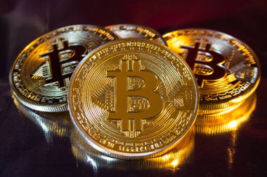 Cryptocurrency fiziksel altın bitcoin sikke üzerinde renkli backgrou