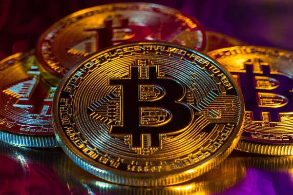 Kryptowährung: Goldmünze Bitcoin auf buntem Hintergrund — Stockfoto