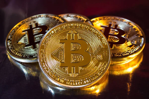 Kryptowährung: Goldmünze Bitcoin auf buntem Hintergrund — Stockfoto