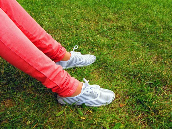 Foto sneakers på gräset — Stockfoto