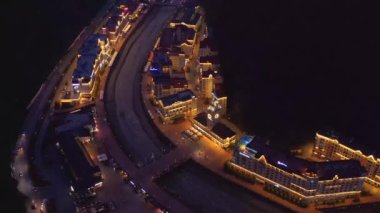Rosa Khutor Kayak Tatil Köyü, Sochi, Rusya 'da hava manzaralı akşam aydınlatması.