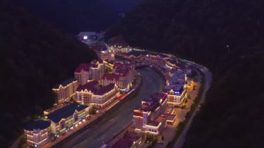 Rosa Khutor Vadisi 'nin üzerinde ışık saçan hava manzarası