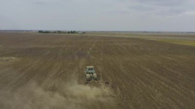 Hava görüntüleme traktörü alanı sürüyor