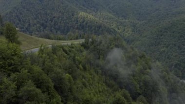 Dağlarda Aeria manzaralı yol