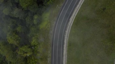 Dağdaki hava manzaralı, sisli bir yol.